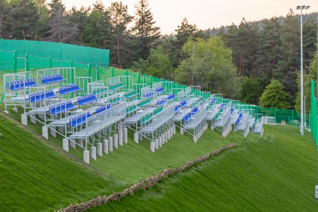 Trybuna stała z siedziskami polietylenowymi, zewnętrzna (2)